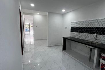 RUMAH TERES SETINGKAT UNTUK DIJUAL (FULLY RENO)