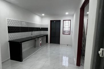 RUMAH TERES SETINGKAT UNTUK DIJUAL (FULLY RENO)