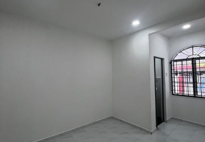 RUMAH TERES SETINGKAT UNTUK DIJUAL (FULLY RENO)