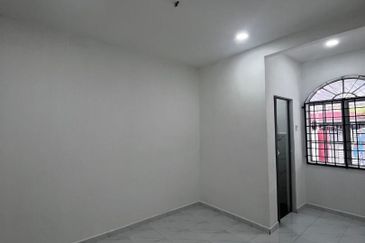 RUMAH TERES SETINGKAT UNTUK DIJUAL (FULLY RENO)