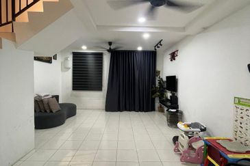 RUMAH TERES DUA TINGKAT UNTUK DI SEWA