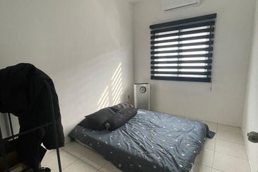 RUMAH TERES DUA TINGKAT UNTUK DI SEWA