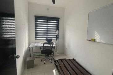 RUMAH TERES DUA TINGKAT UNTUK DI SEWA