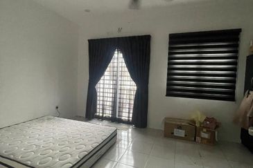 RUMAH TERES DUA TINGKAT UNTUK DI SEWA