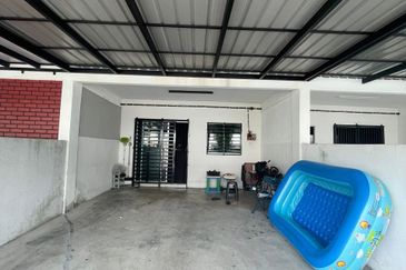 RUMAH TERES DUA TINGKAT UNTUK DI SEWA