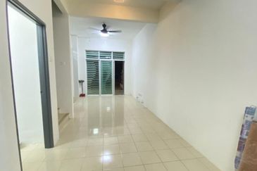 RUMAH TERES DUA TINGKAT UNTUK DISEWA