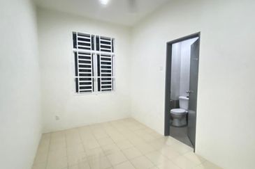 RUMAH TERES DUA TINGKAT UNTUK DISEWA