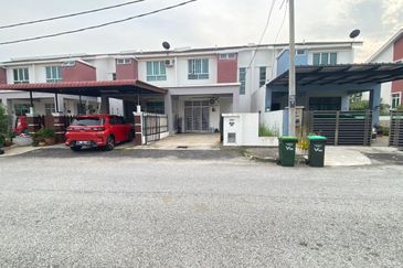 RUMAH TERES DUA TINGKAT UNTUK DISEWA