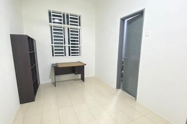 RUMAH TERES DUA TINGKAT UNTUK DISEWA