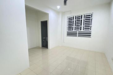 RUMAH TERES DUA TINGKAT UNTUK DISEWA