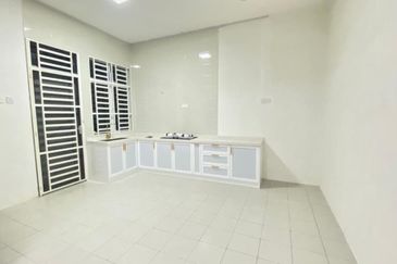 RUMAH TERES DUA TINGKAT UNTUK DISEWA