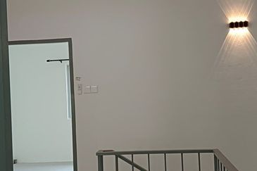 RUMAH DUA TINGKAT UNTUK DISEWA