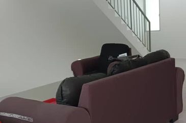 RUMAH DUA TINGKAT UNTUK DISEWA