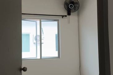 RUMAH DUA TINGKAT UNTUK DISEWA