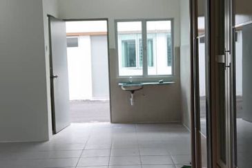 RUMAH DUA TINGKAT UNTUK DISEWA