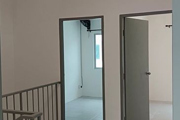 RUMAH DUA TINGKAT UNTUK DISEWA