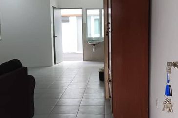RUMAH DUA TINGKAT UNTUK DISEWA