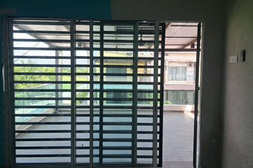 RUMAH DUA TINGKAT UNTUK DI SEWA