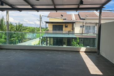 RUMAH DUA TINGKAT UNTUK DI SEWA
