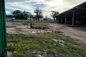 20,000 sqf of open area/space @ Sg Lokan industrial park for rental.