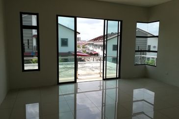 SEMI-D DOUBLE STOREY HOUSE