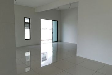 SEMI-D DOUBLE STOREY HOUSE