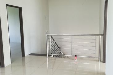 SEMI-D DOUBLE STOREY HOUSE