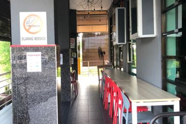 HOTEL UNTUK DIJUAL,LOKASI STRATEGIK,DEPAN PANTAI!!