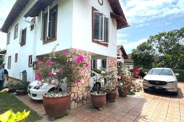 🏡 2-Storey Bungalow @ Pantai Sepang