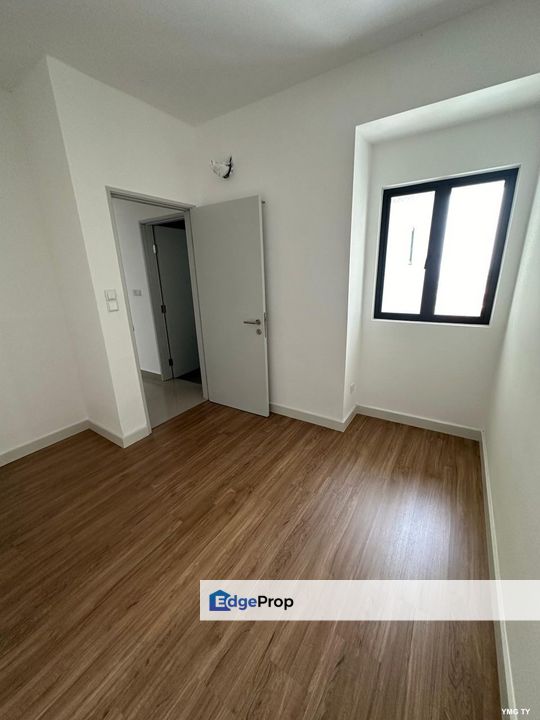 Berkeley Uptown Residence Basic Condition Kitchen cabinet  2 water heaters 2 parking Lots For Rent , Selangor, Klang