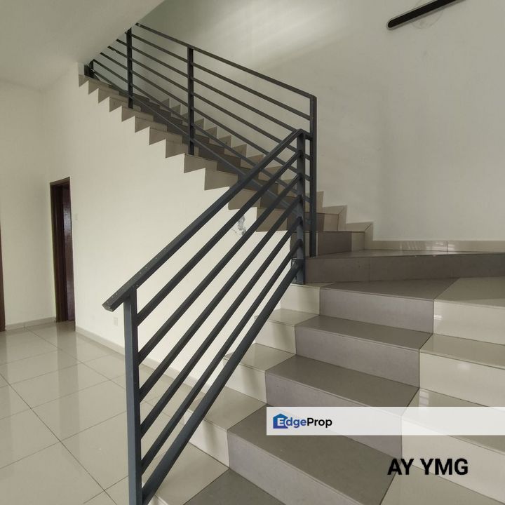 End Lot Desa bayumas 2.5 Sty House 31x65 Extra Land 80ft 5bedrooms 4bathrooms Partially Furnished Good Condition For Rent , Selangor, Klang