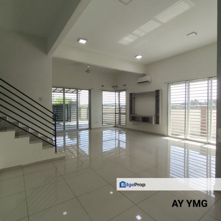 End Lot Desa bayumas 2.5 Sty House 31x65 Extra Land 80ft 5bedrooms 4bathrooms Partially Furnished Good Condition For Rent , Selangor, Klang