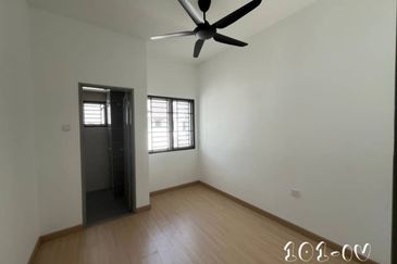 Double Storey Halya, Puncak Alam One aircond in living room For Rent