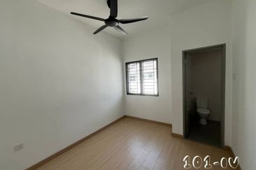 Double Storey Halya, Puncak Alam One aircond in living room For Rent