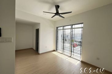 Double Storey Halya, Puncak Alam One aircond in living room For Rent