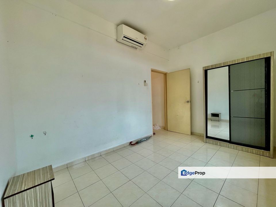 Villa Bestari Apartment High Floor Facing Swimming Pool Location At Nusa Bestari (Nearby Bestmat Market/Shoplot) Lowest on market, Johor, Skudai