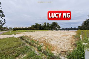 Bukit Merah Laketown Resort