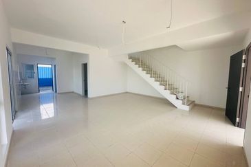 M Senyumia Salak Tinggi