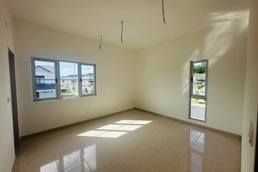 M Senyumia Salak Tinggi