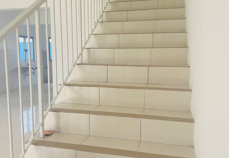 M Senyumia Salak Tinggi *