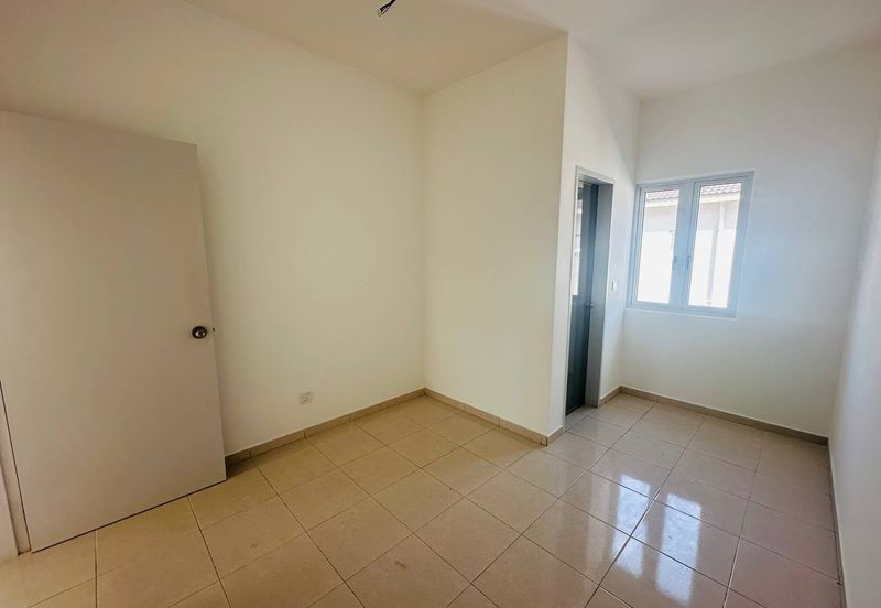 M Senyumia Salak Tinggi *