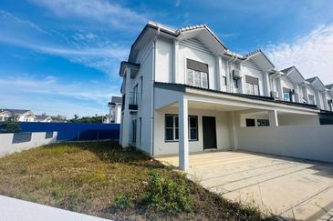 M Senyumia Salak Tinggi