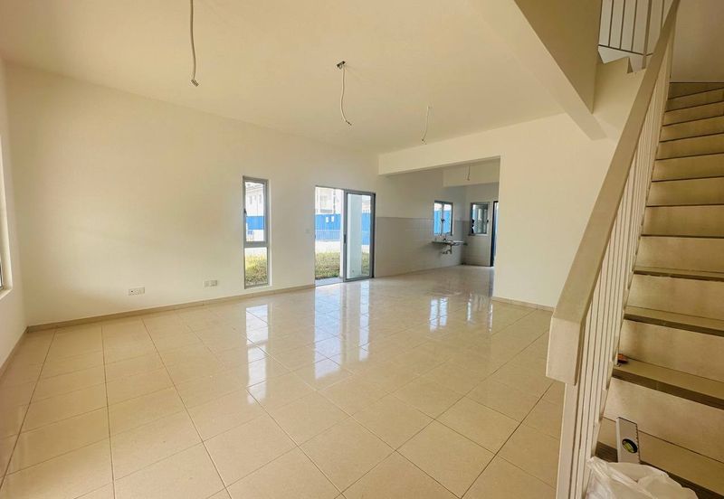 M Senyumia Salak Tinggi *