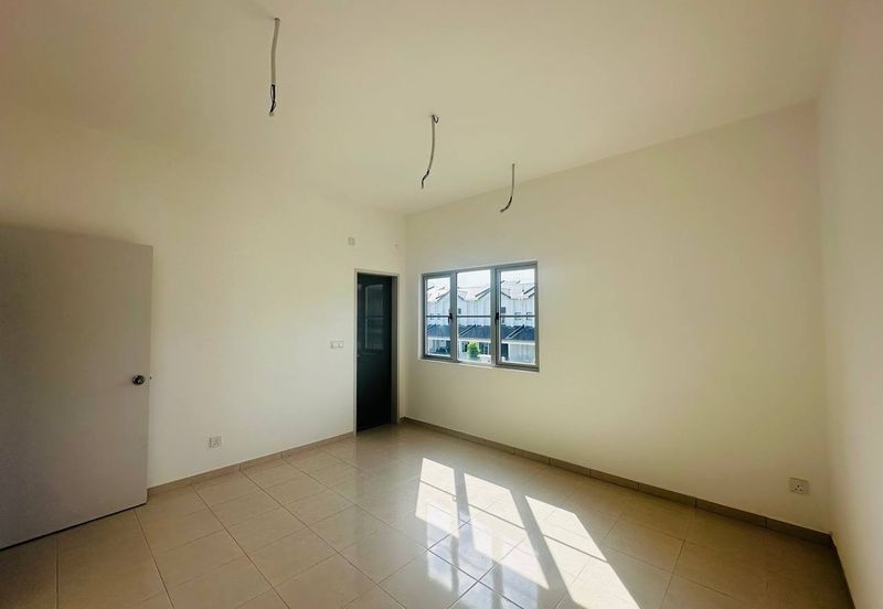 M Senyumia Salak Tinggi *