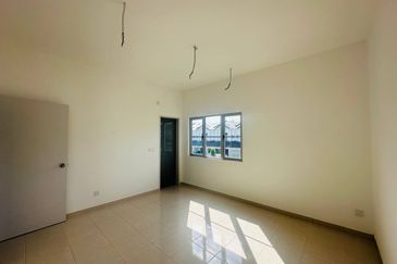 M Senyumia Salak Tinggi