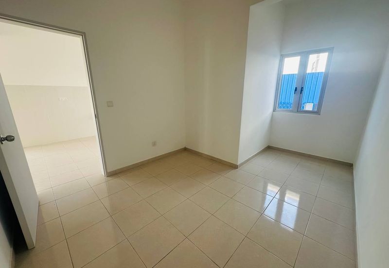 M Senyumia Salak Tinggi *