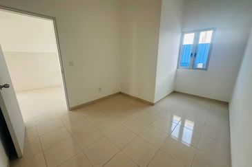 M Senyumia Salak Tinggi