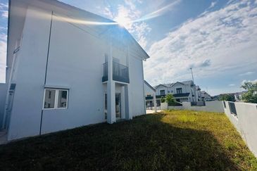 M Senyumia Salak Tinggi