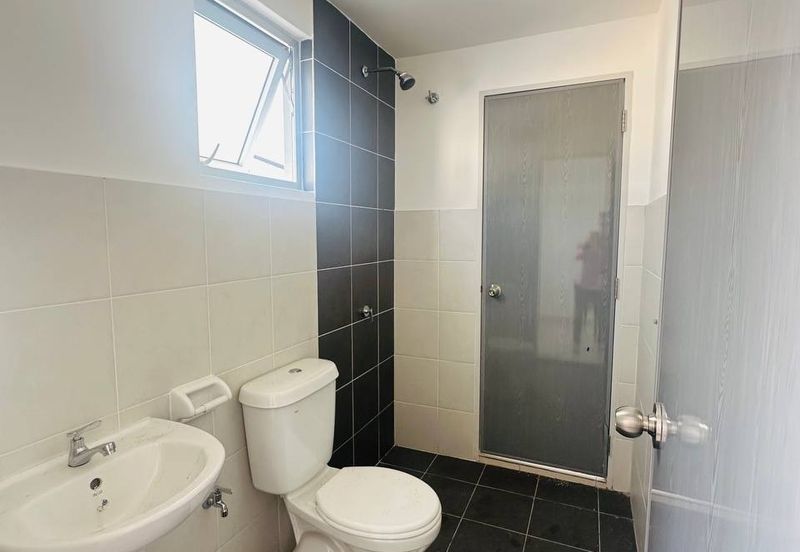 M Senyumia Salak Tinggi *