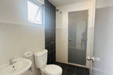 M Senyumia Salak Tinggi